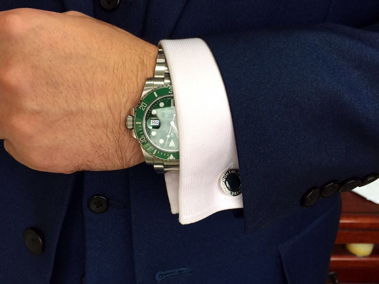 Copy Submariner watches with green dials match greatly with suits.