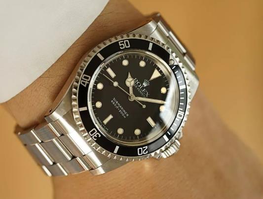 Rolex fake watches with black dials are all-matched.