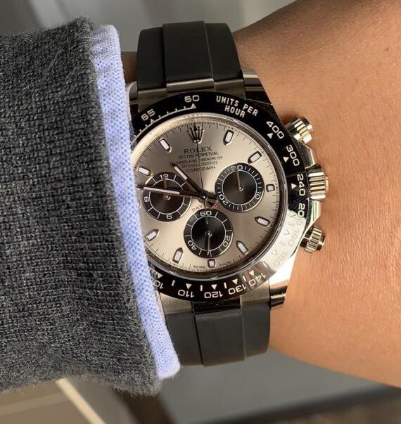 The gray-black toned Daytona is suitable for formal occasion.