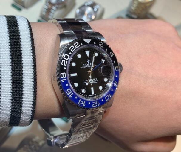 The blue and black bezel looks very charming and eye-catching.