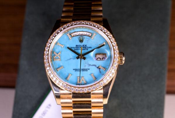 The diamonds paved on the bezel add the feminine touch to the timepiece.