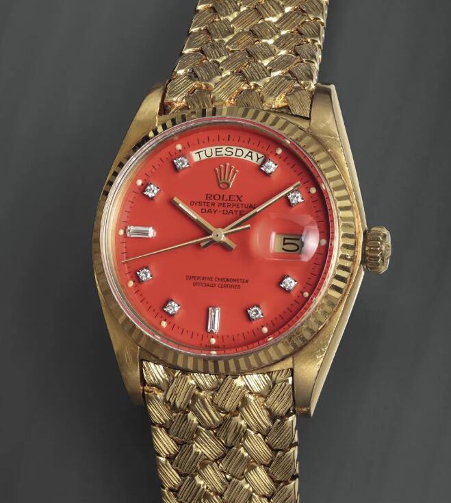 The diamonds hour markers add the elegance to the Swiss copy Rolex.